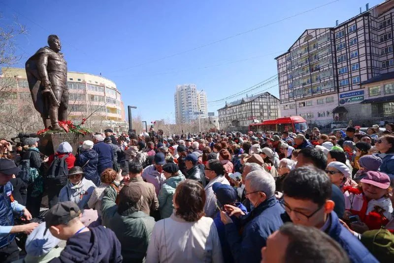 Памятник первому Герою Советского Союза из народа саха Федору Попову открыли в Якутии Памятник Герою Советского Союза Федору Кузьмичу Попову и сквер его имени торжественно открыли в Якутске 8 мая. В церемонии принял участие глава республики Айсен Николаев. На церемонии Ил Дархан отметил, что открытия памятника очень ждали не только жители Мегино-Кангаласского района и Якутска, но и всей республики. Подробнее по ссылке Фото: Андрей Сорокин / ЯСИА