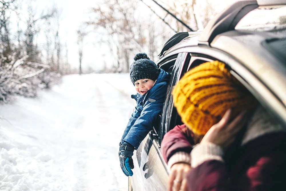 Ямало Ненецкий автономный округ и Чукотка возглавили рейтинг регионов по доступности покупки новых автомобилей Согласно исследованию аналитиков в 2025 году 20 5 семей в России могут приобрести в кредит машину стоимостью 1 3 млн рублей При этом в разных регионах страны доступность покупки автомобиля оказалась очень дифференцирована Для оценки различий эксперты вычислили долю семей которые могут ежемесячно платить по кредиту тратить деньги на надлежащее содержание машины и осуществлять повседневные расходы Первое место в рейтинге занял Ямало Ненецкий автономный округ где купить автомобиль в кредит могут 57 8 семей В пятерку лидеров также вошли Чукотский автономный округ 49 4 семей Магаданская область 44 8 Ханты Мансийский автономный округ 43 1 Москва 42 1 Замыкают рейтинг Республики Ингушетия Чечня Дагестан Кабардино Балкария и Калмыкия В этих регионах только от 1 до 5 семей могут позволить себе приобрести в кредит и содержать новый недорогой автомобиль А у вас есть машина Подписаться на truekpru Читать нас в MAX