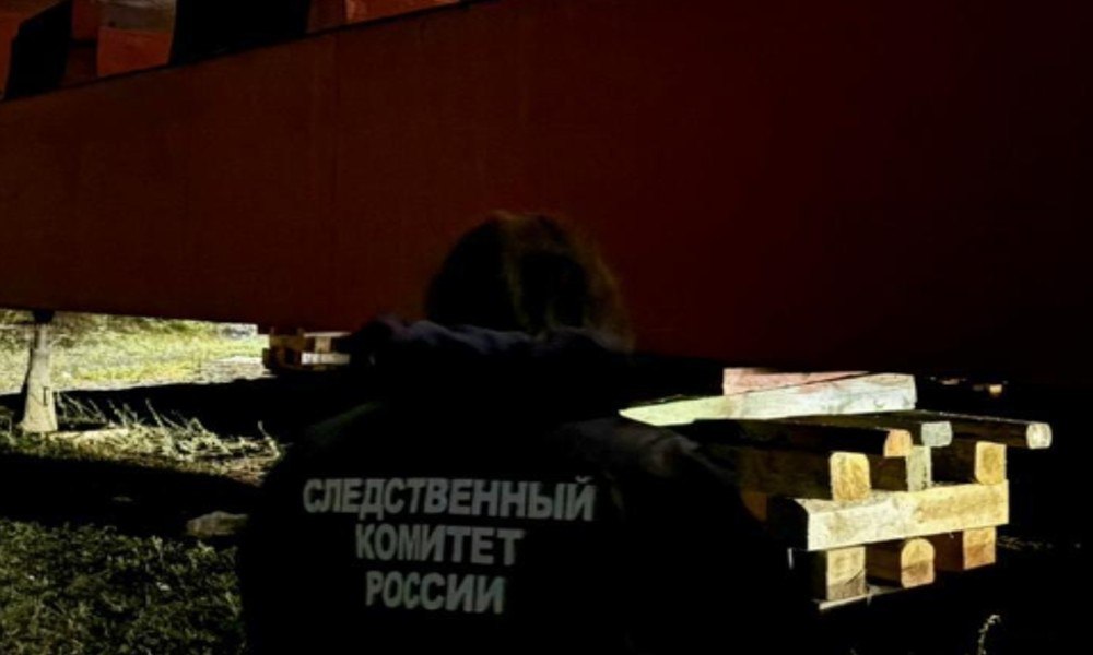 В Лисках двое мужчин погибли во время покрасочных работ в помещении порта В одном из помещений местного порта в Лисках произошла трагедия нашли тела двух мужчин По предварительным данным регионального Следственного комитета всё произошло поздно вечером 4 ноября около 23 00 в доке на улице Коллективной Мужчины 34 и 37 лет занимались покраской внутри помещения Спустя время связь с ними оборвалась а позже их нашли без признаков жизни