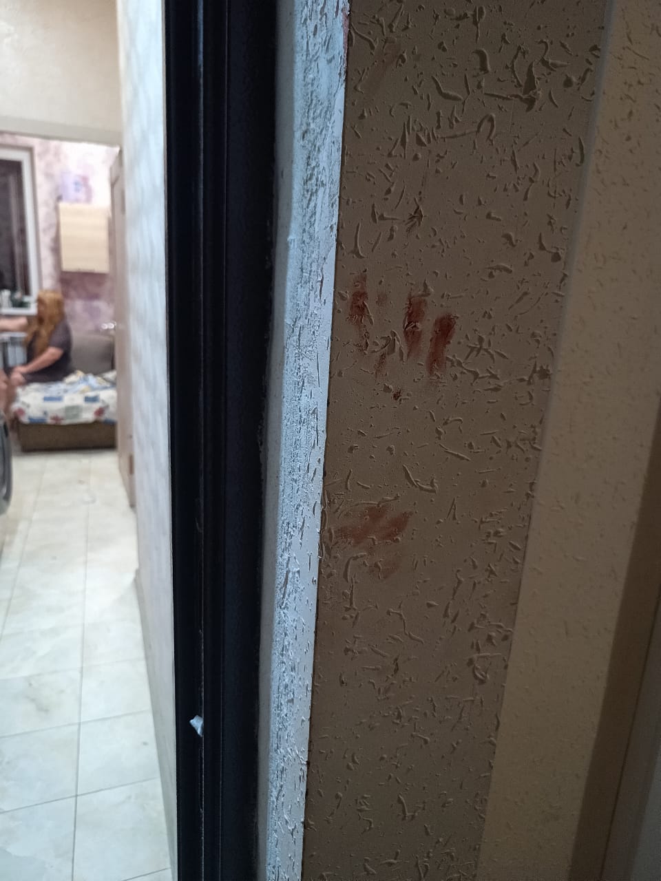 1 2 3 4 5 Сотрудники полиции Анапы задержали подозреваемую в нанесении телесных повреждений 50-летняя местная жительница находясь в состоянии алкогольного опьянения, в ходе конфликта нанесла несколько ударов ножом. В дежурную часть ОМВД России по городу Анапе поступило сообщение от работников городской больницы Анапы, что в приемное отделение доставлен мужчина с ножевыми ранами. В ходе проверки было установлено, что мужчина получил телесные повреждения дома у знакомой, где совместно с ней распивал спиртные напитки. В ходе внезапно возникшего конфликта, женщина схватила нож, и нанесла несколько ударов в область груди и живота. Сотрудники уголовного розыска прибыв на место происшествия, задержали злоумышленницу на месте ее проживания. При осмотре домовладения задержанной, полицейские обнаружили и изъяли орудие преступления. В отношении задержанной следственным отделом ОМВД России по городу Анапе возбуждено уголовное дело по части 2 статьи 111 УК РФ «Умышленное причинения тяжкого вреда здоровью». Санкции статьи предусматривают наказание в виде лишения свободы на срок до 10 лет. Подозреваемой избрана мера пресечения в виде подписки о невыезде и надлежащем поведении. Полиция Анапы Вконтакте Одноклассники Rutube Дзен