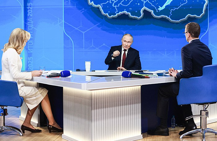 Амурская область демонстрирует высокие темпы экономического роста Президент России Владимир Путин отвечая на вопросы во время большой пресс конференции и прямой линии в Москве отметил что рост ВВП России в 2025 году составил 1 Рост ВВП составляет 1 но если взять за трехлетку то общий рост 9 7 а в еврозоне рост 3 1 сказал Владимир Путин Амурская область демонстрирует высокие темпы экономического роста значительно превышающие общероссийские показатели С 2020 года валовой региональный продукт увеличился вдвое и достиг отметки в 1 триллион рублей К 2030 году ожидается рост до уровня 1 7 триллиона рублей благодаря реализации масштабных инвестиционных проектов Сегодня доля обрабатывающей промышленности составляет около 20 в структуре ВРП однако к 2030 году планируется увеличить показатель до 26 Общий объем частных инвестиций за последние 5 лет в регионе превысил 3 триллиона рублей Уже запущено 66 крупных инвестиционных проекта общей стоимостью порядка 2 4 триллиона рублей среди которых значительная часть приходится на резидентов территорий опережающего развития Реализация данных проектов создает дополнительные возможности для трудоустройства населения Активно в Приамурье применяется механизм государственно частного партнёрства с привлечением средств на общую сумму 66 миллиардов рублей Эти средства направляются на реализацию инфраструктурных объектов различного назначения включая строительство международного моста через реку Амур модернизацию аэропорта реконструкцию городского парка Сегодня мы можем уверенно сказать что наша экономика успешно развивается и выходит на новый уровень конкурентоспособности прокомментировала министр экономического развития области Оксана Кукшенёва Подписывайтесь на новости Амурской области в МАХ