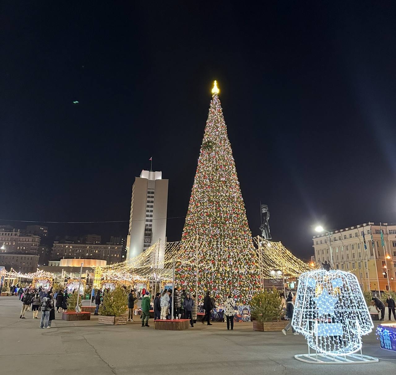 В пятницу на центральной площади Владивостока начнется монтаж главной новогодней елки Планируется что 20 метровая красавица украсит новогодний городок уже в первой половине декабря Также в этом году на праздничной площади будут работать каток различные фотозоны фудкорт ярмарка ремесленников и другие локации В ближайшее время в городе также начнут украшать фасады зданий витрины магазинов разные улицы города украсит праздничная иллюминация Новогодние елки также планируют установить в городских скверах и парке культуры и отдыха им Лазо Полная программа празднования 2026 года и главная концепция будут опубликованы позже