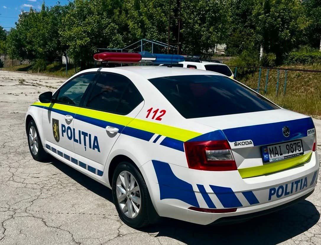 Патрульные полицейские помогли доставить роженицу в больницу — вскоре после прибытия на свет появилась девочка. Инцидент произошёл на дороге, где к экипажу полиции обратился водитель, перевозивший свою беременную супругу. Мужчина попросил срочной помощи, и полицейские оперативно организовали сопровождение до ближайшего роддома. Благодаря их действиям женщина благополучно добралась до больницы и вскоре родила девочку по имени Маргарита.