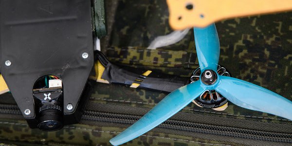 Минпромторг может ввести кэшбэк на отечественные беспилотники 1 сентября ФИНМАРКЕТ Минпромторг может ввести кэшбэк на отечественные беспилотники пока ведомство прорабатывает детали инструмента поддержки пишут Ведомости Минпромторг прорабатывает введение кэшбэка для производителей и покупателей отечественных беспилотных авиационных систем БАС сообщил начальник отдела нормативного регулирования и финансово экономического обеспечения управления беспилотных систем Минпромторга Андрей Ушаков на форуме Дрон Экспо 2025 в Казани Представитель Минпромторга в свою очередь рассказал что вопрос находится в проработке не сообщив деталей по введению новой меры поддержки Участники рынка считают что введение кэшбэка может быть эффективным инструментом поддержки Генеральный директор компании Русдронопорт эксперт рынка НТИ Аэронет Николай Ряшин считает оптимальным уровень кэшбэка в 7 15 По мнению генерального директора Транспорта будущего Юрия Козаренко кэшбэк может быть эффективным если средства будут компенсироваться не за сам факт покупки а например за количество выполняемых дроном задач