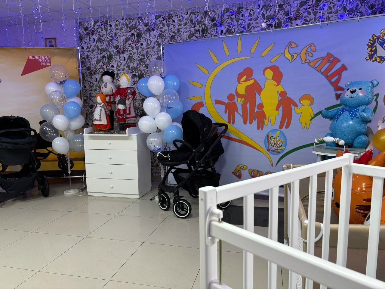 В Щиграх открылся бесплатный прокат вещей для малышей из льготных семей В Курской области на базе центра социальной помощи Импульс в городе Щигры начал работу пункт бесплатного проката вещей для новорождённых и детей до полутора лет Здесь родители могут временно взять коляску ходунки стульчик для кормления автокресло и другие необходимые для ухода за ребёнком предметы Услуга доступна молодым многодетным и льготным семьям участникам СВО одиноким мамам студентам и переселенцам проживающим в регионе Проект реализуется в рамках нацпроекта Семья Чтобы оформить прокат нужно предоставить паспорт свидетельство о рождении ребёнка документ подтверждающий льготный статус и написать заявление В областном Министерстве соцобеспечения отмечают что пункт будет работать на постоянной основе и позволит курянам особенно молодым родителям сократить расходы на самые затратные но кратковременно используемые вещи для малышей Курская Telega Прислать новость