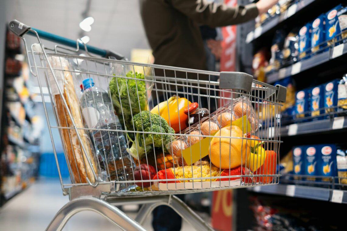 ФАС не обнаружила нарушений в росте цен на продукты на Кубани Специалисты Управления Федеральной антимонопольной службы УФАС по Краснодарскому краю рассмотрели поступившие в 2024 году 28 заявлений о росте цен. Большинство из них – 19 заявлений касались удорожания продуктов питания. Сообщается, что по результатам проверок установлено, что рынок розничной торговли продовольствия в регионе характеризуется как конкурентный. Доминирующих предприятий не выявлено. Что же касается ценообразования и насколько оно правомерно, в публикации не говорится. Как и не перечисляются конкретные продукты питания, цены на которые заявителями признаны высокими. Подпишись и поделись! Поддержать канал голосом!