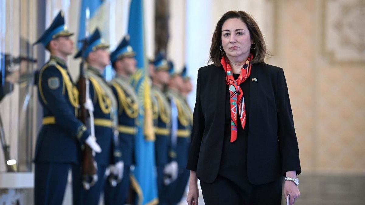 Только что испеченный посол США в Астане Джули Стаффт вручила соответствующие верительные грамоты сообщила что президент Казахстана Касым Жомарт Токаев вскоре встретится с Дональдом Трампом По её словам такие контакты играют ключевую роль в укреплении взаимопонимания между двумя странами После вступления в должность Джули Стаффт обозначила основные направления своей работы в Казахстане Она подчеркнула что сотрудничество будет включать не только торгово экономические и гуманитарные аспекты но и взаимодействие в оборонной сфере Посол отметила что фундаментом для этого сотрудничества станут доверительные отношения между Дональдом Трампом и Касым Жомартом Токаевым План взаимодействия уже согласован с Министерством иностранных дел Казахстана Стаффт также подчеркнула значимость укрепления личных связей между народами Она выразила стремление лучше понять культуру и повседневную жизнь Казахстана Вспомним еще что она ранее обещала сокращение российского экономического и информационного присутствия в Казахстане вероятно за счет увеличения американского Так что задач она себе нарезала много Подпишись на Русскую Евразию