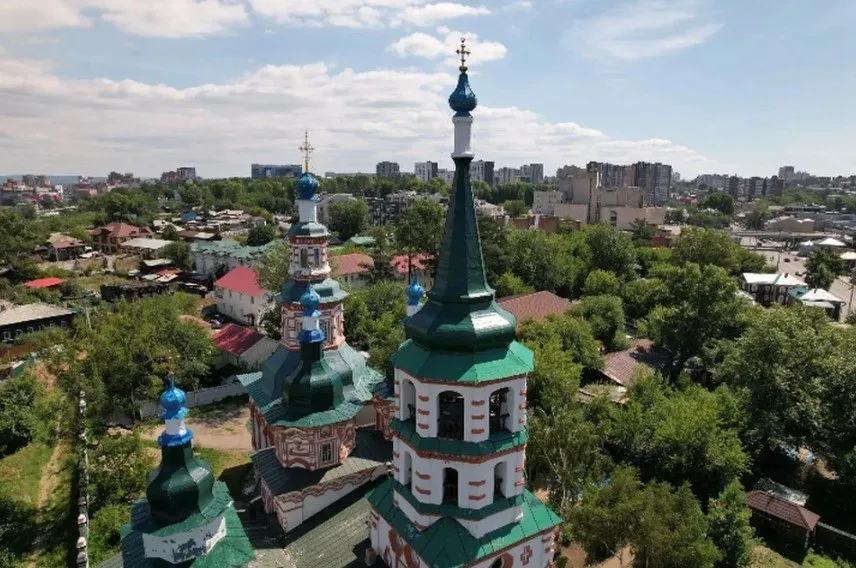 В 2026 году на трех зданиях в Иркутске появится архитектурная подсветка Огнями засияют Крестовоздвиженская церковь на улице Седова 1 Художественный музей имени В П Сукачева и Иркутский государственный университет на Ленина 3 Об этом КП Иркутск сообщили в городской администрации В 2023 м уже установили подсветку на 16 ти домах по улице Карла Маркса В 2025 м еще на десяти В этом году выбрали три здания Все они являются объектами культурного наследия подчеркнул мэр областного центра Руслан Болотов Туристский центр города получит новую подсветку в рамках нацпроекта Туризм и гостеприимство Финансирование будет из федерального областного и городского бюджетов Сейчас ищут подрядчика для выполнения работ Фото администрация Иркутска