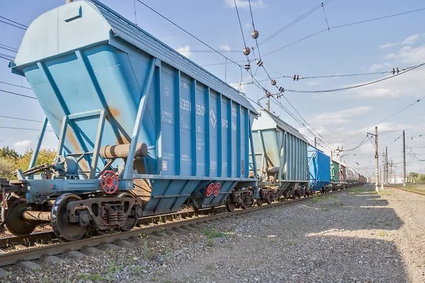 Цементники выступили против поправок в Устав железнодорожного транспорта Инициированные Минтрансом поправки в Устав железнодорожного транспорта вызвали опасения производителей цемента Бизнес считает что обязательное согласование заявок на перевозку грузов и изменений в них с владельцами вагонов затянет сроки отправок Это в свою очередь приведет к дальнейшему снижению популярности перевозки цемента по железной дороге только в этом году ее доля в структуре поставок сократилась с 39 до 32 5 Предложенная мера должна помочь РЖД бороться с необеспеченными заявками