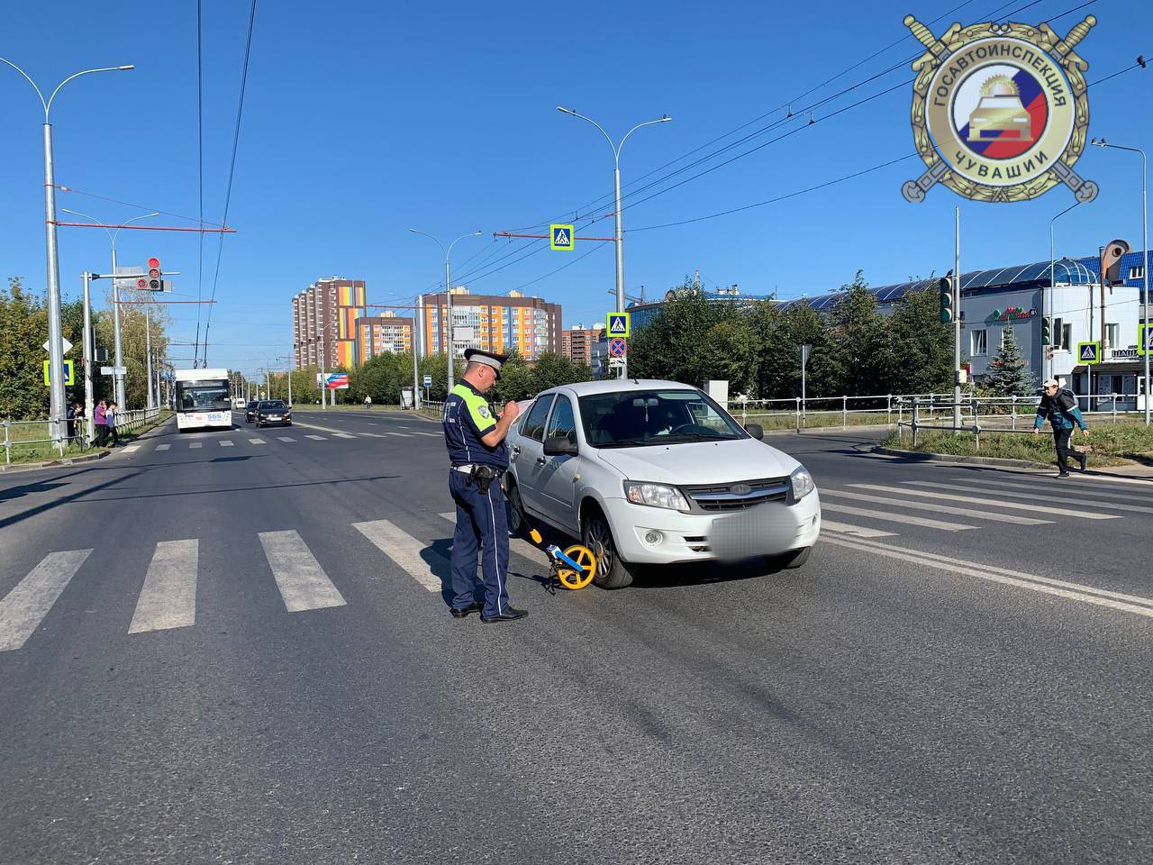 В Чебоксарах на пешеходном переходе пострадала 10-летняя девочка   Сегодня днем на пересечении улиц Гражданская и Эльменя произошел наезд на пешехода. Согласно предварительной информации Госавтоинспекции, 27-летний водитель автомобиля «Лада Гранта» совершал поворот налево на регулируемом перекрестке и не предоставил преимущество школьнице, которая переходила дорогу по пешеходному переходу на зеленый свет светофора.  Девочка доставлена с травмами в больницу.  Обстоятельства произошедшего уточняются.