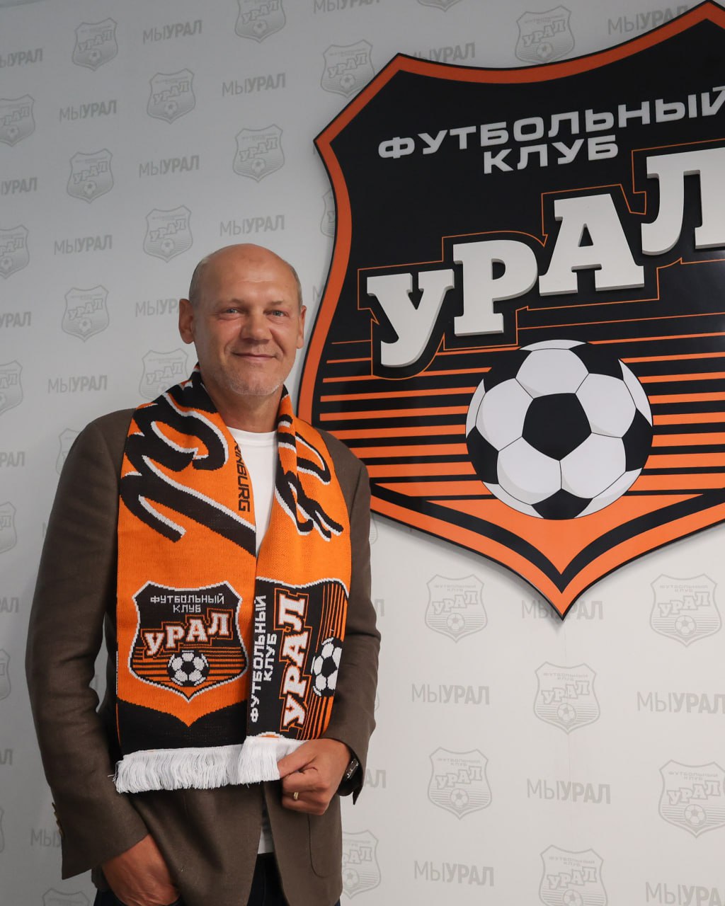 «Урал» назначил нового главного тренера Как мы и предугадывали, руководить ФК будет 51-летний Мирослав Ромащенко. «Предсезонные сборы «Урала» под руководством Мирослава Юрьевича начнутся уже 25 июня», — сообщили в пресс-службе клуба. Самый яркий момент карьеры Ромащенко — период, когда он был ассистентом главного тренера Станислава Черчесова в сборной России. Тогда на домашнем Чемпионате мира 2018 команда дошла до четвертьфинала, обыграв одного из фаворитов в плей-офф — Испанию. Но собственных достижений на посту главного тренера у Ромащенко нет. Это беспокоит болельщиков. Они считают, что «шмели» снова провалят сезон. Фото: пресс-служба ФК «Урал» Новости из Екатеринбурга