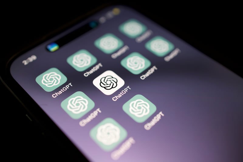 OpenAI достигла значительных успехов с мобильным приложением ChatGPT, заработав $2 млрд с момента его запуска в мае 2023 года. Средний доход приложения составляет $2,91 с каждой установки. Наибольший рост наблюдался в 2025 году, когда приложение принесло $1,35 млрд, что на 673% больше, чем за аналогичный период 2024 года.  Необычны и сопоставления с конкурентами: доход ChatGPT в 30 раз превышает совокупные доходы мобильных приложений Claude, Copilot и Grok. Ведущими рынками для ChatGPT оказались США  38% выручки  и Германия  5,3% , в то время как наибольшее количество загрузок произошло в Индии  13,7% .  По данным TechCrunch, ChatGPT проявляет выдающиеся показатели монетизации, генерируя в среднем $193 млн в месяц по сравнению с $3,6 млн у ближайшего конкурента Grok.  Источник изображения: Solen Feyissa/Unsplash  На 2025 год ChatGPT скачали 318 миллионов раз, что в 2,8 раза больше по сравнению с прошлым годом. Такие данные подчеркивают доминирование OpenAI на мобильном рынке.