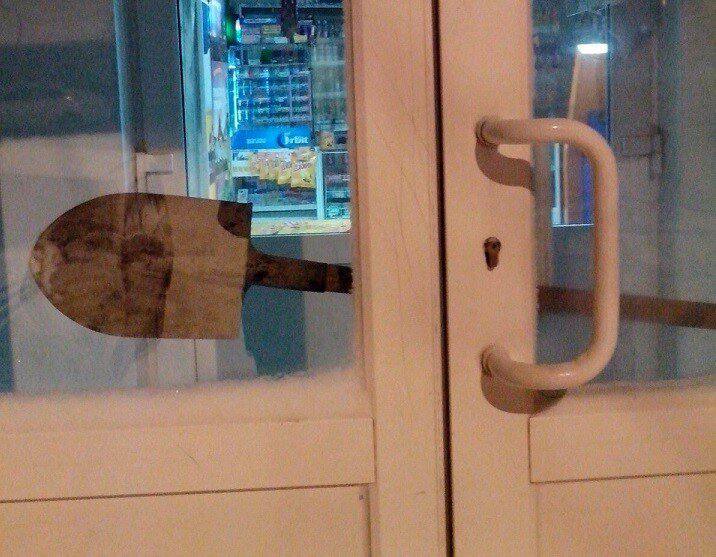 Во Владивостоке на Бестужева два малолетних беспредельщика вломились магазин обуви где сломали палец продавцу и заперли ее в магазине на лопату Хулиганы с палками ворвались в обувной на Бестужева 15а Начали все громить напали на продавца а после всего кошмара заперли женщину в магазине на снеговую лопату вызволил ее охранник Пострадавшая поехала в травмпункт оказалось что палец сломан Местные говорят что хулиганов знает весь район Их часто ловят на разных пакостях не так давно они едва не забили камнями голубя спугнули прохожие Заявление в полицию уже написано Приглашаем всех в наш канал SVODKA25 в MAX max ru svodka25 Советуем подписаться на всякий случай