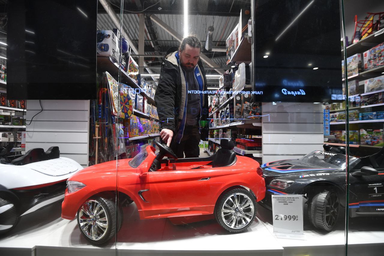 За январь 2026 года средняя стоимость подержанных автомобилей в Петербурге и Ленинградской области выросла до 2 02 миллиона рублей Прирост составил 7 4 процента Об этом сообщил Авто ру Но есть и авто которые подешевели Больше других просели в цене Lada 2113 19 1 процента до 190 тысячи рублей Omoda S5 12 8 процента до 1 24 миллиона рублей Volkswagen Passat 8 9 процента до 2 33 миллиона рублей и Chevrolet Orlando 8 7 процента до 898 тысяч рублей Алексей Булатов Читай нас в MAX Читай нас в Telegram