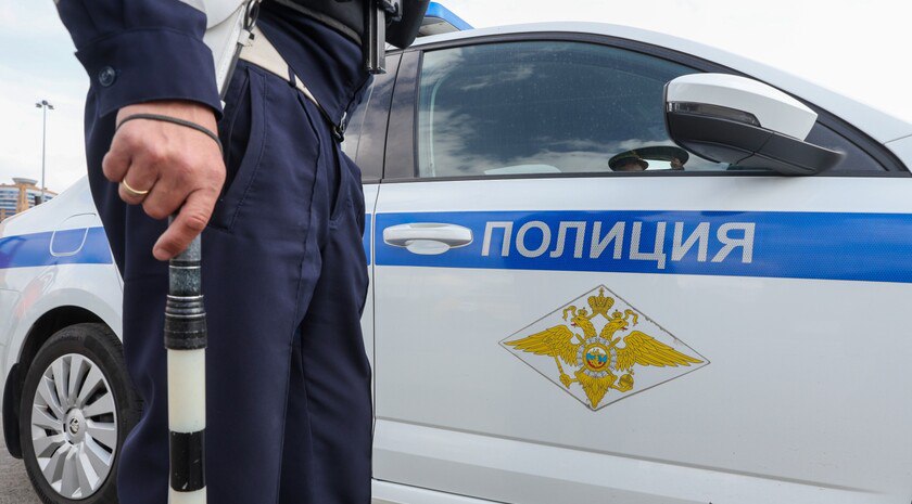 Госавтоинспекция изъяла поддельное водительское удостоверение у жителя Запорожской области Сотрудники отдела Госавтоинспекции ОМВД России «Васильевский» остановили в Днепрорудном автомобиль ВАЗ 21063 и выявили поддельное водительское удостоверение у водителя 2006 года рождения. Об этом сообщила пресс-служба ведомства. «При проверке документов водитель предъявил водительское удостоверение, которое вызвало подозрение в подлинности. В ходе проверки по базе данных ГИБДД сотрудники полиции установили, что удостоверение с таким же номером принадлежит другому гражданину», — сообщили в Госавтоинспекции. Фото: Global Look Press/Sergey Petrov Читать полностью , VK и ОК и читайте новости на нашем сайте