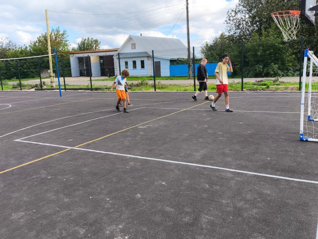 В селе Ильинск Советского района построена универсальная спортивная площадка Она представляет собой огражденное поле для игры в футбол хоккей волейбол баскетбол и другие подвижные игры Общая стоимость проекта составила 2 1 миллиона рублей Новое место открыто в рамках проекта по поддержке местных инициатив Проект поддержки местных инициатив помогает в создании объектов для интересного и полезного досуга а также для занятий физкультурой и спортом Мы с радостью поддерживаем активность жителей Ежегодно выделяются бюджетные средства на реализацию предложенных населением инициатив отмечает первый заместитель председателя правительства Кировской области Дмитрий Курдюмов Добавим что в 2026 году планируется реализовать 347 проектов ППМИ На эти цели из областного бюджета направят порядка 380 млн рублей Подписывайтесь на канал Кировской области в MAX