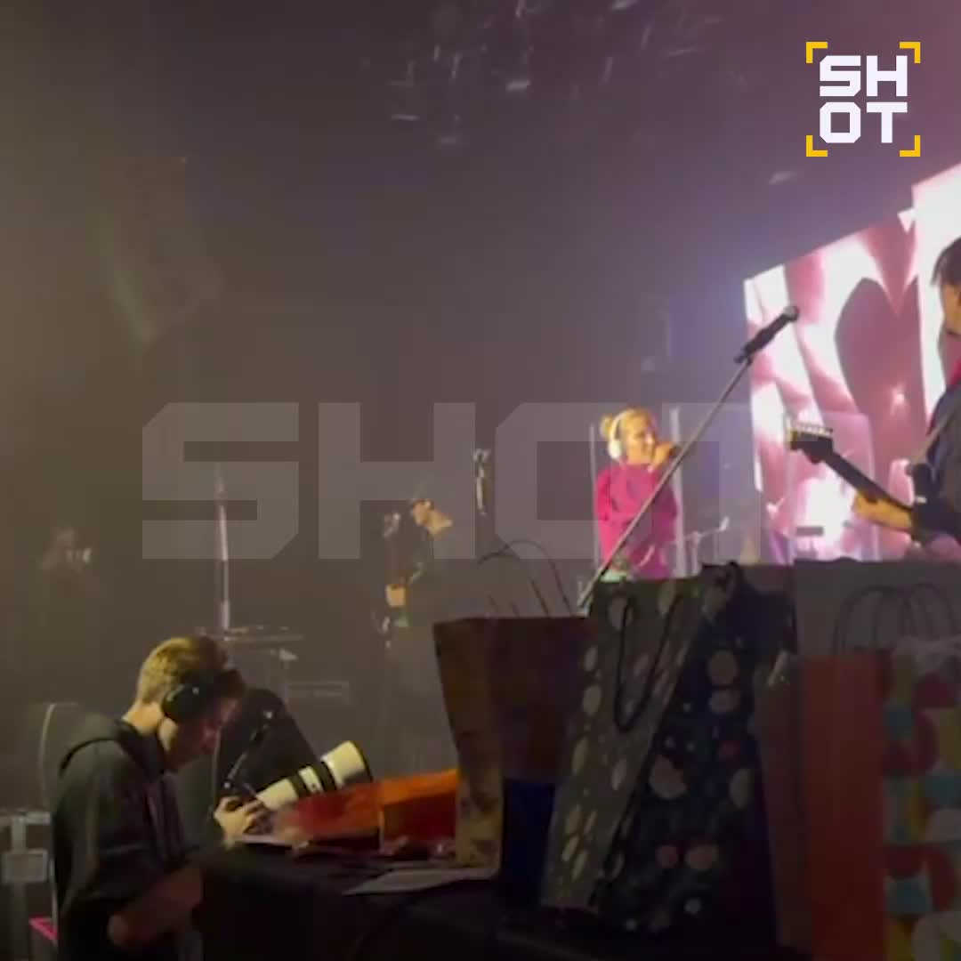 Концерт Монеточки в Риге прерван из-за аллергической реакции