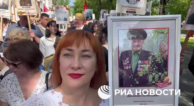 Тысячи людей участвуют в офлайн-шарах 'Бессмертного полка' в Магадане и на Камчатке