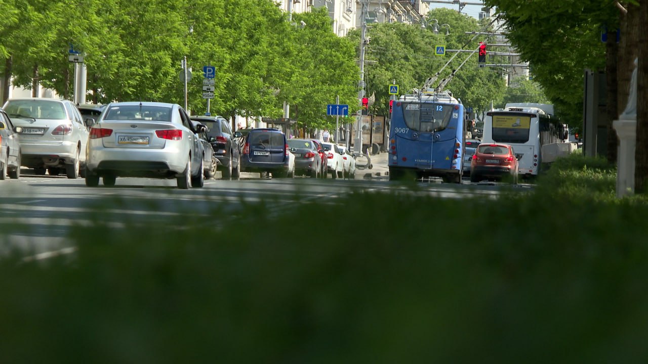 Не угнали, а увезли на штраф-площадку Это новая реальность севастопольских автомобилистов. С 30 мая наказание за нарушение правил стоянки и остановки ужесточили. Если авто эвакуировали, о месте его нахождения поможет узнать чат-бот «Штрафстоянка» в канале Департамента транспорта. Если же машина исчезла, но не была изъята сотрудниками ведомства – необходимо позвонить в полицию по номеру «102». Легендарный 24 Севастополь