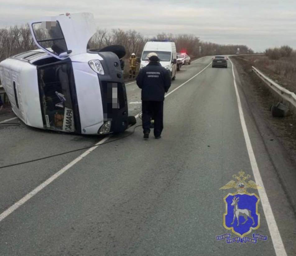 В воскресенье в ДТП под Самарой пострадали пассажиры автобуса Авария произошла 9 ноября в 15 10 на 6 км автодороги Николаевка Черновский Белозерки По данным полиции водитель Volkswagen двигался со стороны Николаевки в посёлок Черновский В пути следования автолюбитель выехал на полосу предназначенную для встречного движения и допустил столкновение с автобусом Газель после чего совершил съезд с дороги с последующим опрокидыванием сообщили в ГУ МВД России по Самарской области Известно что в транспортном средстве находилось 13 пассажиров и 1 водитель С места ДТП госпитализирован 1 пассажир Движение частично было перекрыто ГУ МВД России по Самарской области ГТРК Самара MAX lВК lОК lСАЙТ