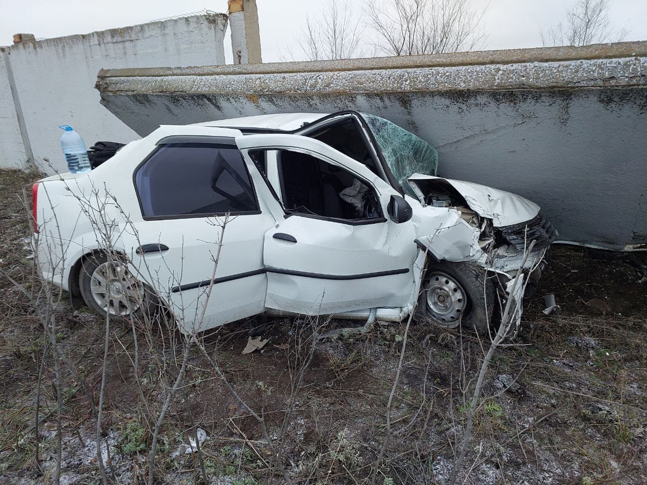 Orenday Оренбург В Оренбурге водитель новичок протаранил бетонный забор на улице Рокоссовского Автомобиль превратился в груду металла в нем пострадали два пассажира Дорожно транспортное происшествие произошло сегодня 4 декабря около девяти часов утра на улице Рокоссовского Подробности на сайте