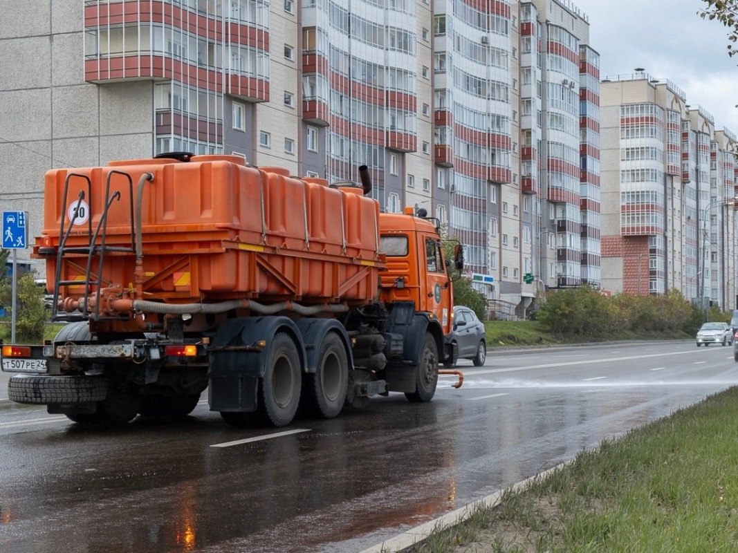 В Красноярске завершается сезон влажной уборки  Рабочие следят за погодой и ориентируются на реальные цифры, ведь дороги моют до наступления отрицательных температур.  Пока что на улице достаточно тепло, поэтому специалисты не снижают темп и чистят дороги Красноярска от грязи, мазута и масляных пятен. Готовить дорожное полотно к зиме им помогает использование специального шампуня, - рассказали в МП "САПТ".    МП "САПТ"