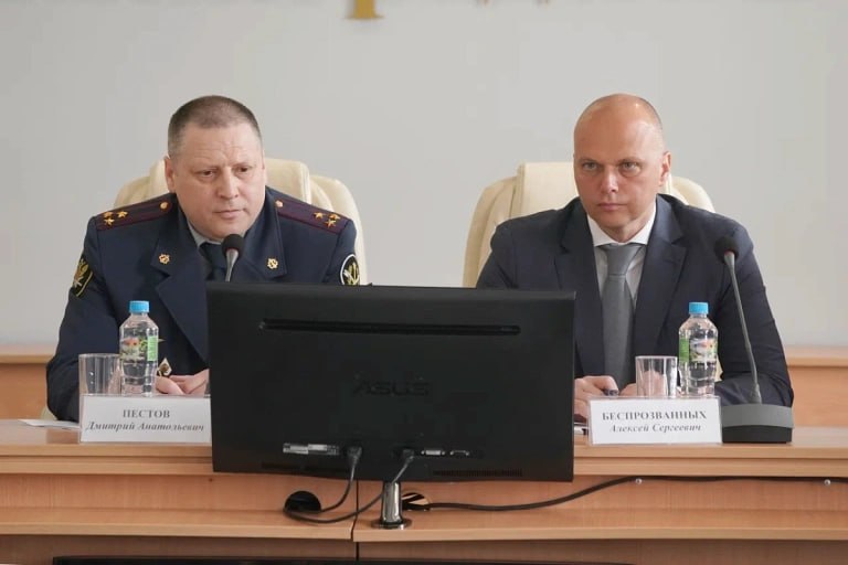 В Калининградской области назначен новый начальник УФСИН Главой управления Федеральной службы исполнения наказаний по Калининградской области стал полковник внутренней службы Дмитрий Пестов, сообщили в пресс-службе ведомства. Накануне директор ФСИН РФ Аркадий Гостев представил нового руководителя региональным властям. Он охарактеризовал Пестова как опытного руководителя, обладающего необходимыми знаниями, способного организовать эффективную работу пенитенциарной системы региона. Дмитрий Пестов родом из Пермского края. Родился в 1978 году. Он — выпускник Санкт-Петербургского института внешнеэкономических связей, экономики и права, а также Академии ФСИН России. Карьеру начинал младшим инспектором отдела безопасности в 1999 году. Позже был начальником отряда, оперуполномоченным, начальником колонии. Более 13 лет — на руководящих постах, общий стаж в УИС — более 25 лет. До назначения в Калининград Дмитрий Пестов работал на должности первого заместителя начальника УФСИН по Рязанской области.
