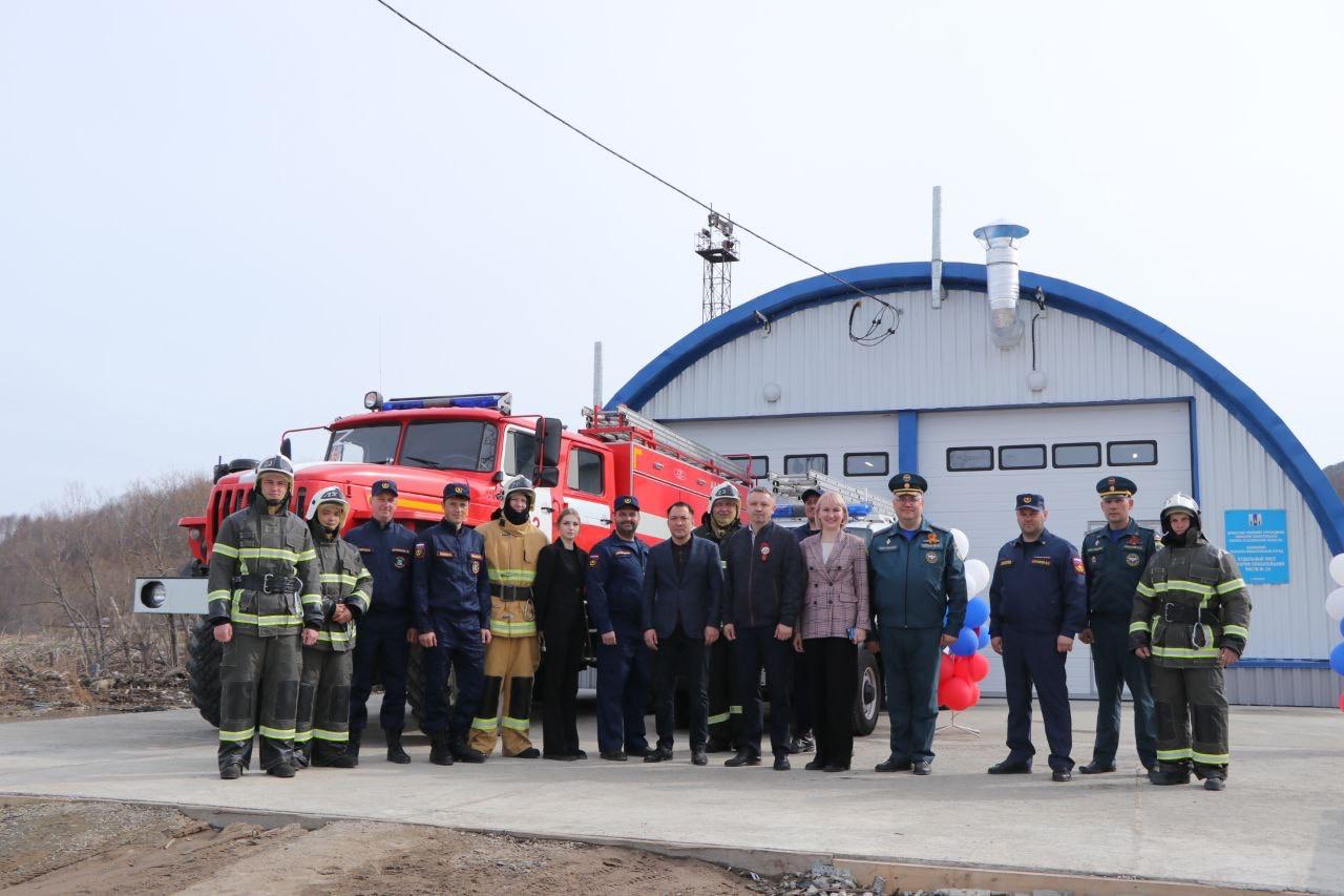 В селе Взморье торжественно открылось новое пожарное депо. На месте старого здания возведен арочный бескаркасный ангар с административно-бытовым корпусом. Новый объект отвечает современным нормам безопасности и удобства сотрудников пожарной охраны. Депо построено по поручению губернатора Сахалинской области Валерия Лимаренко на средства регионального бюджета. В прошлом году во Взморье открылось модульное почтовое отделение, а в следующем году планируется сдать в эксплуатацию новую школу-детский сад. С каждым годом качество жизни сельчан повышается, село развивается и это радует.