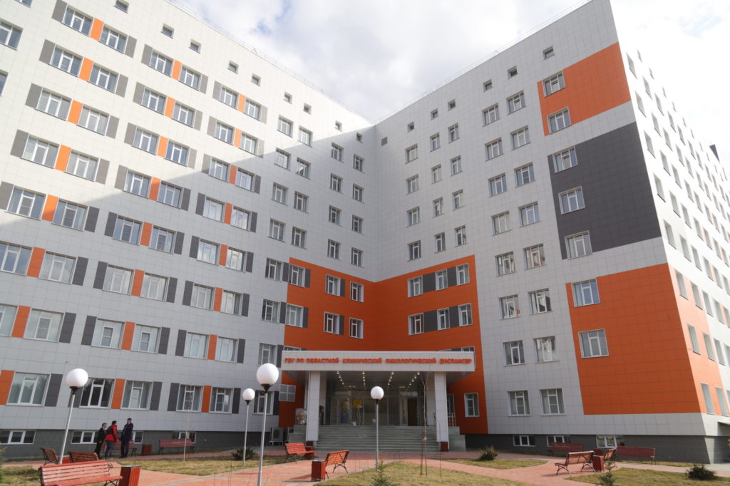 В Рязанском онкодиспансере пройдет капитальный ремонт радиологического отделения Об этом на своей странице в соцсети написал вице-губернатор региона Артем Бранов. По поручению губернатора Павла Малкова он провел выездное совещание в Рязанском областном онкологическом диспансере. Бранов обратил внимание на то, что в новых стенах онкодиспансер работает уже два года и оснащено современным оборудованием, работа по техническому оснащению продолжается. На базе диспансера создана централизованная лаборатория с новейшими оборудованием и препаратами. Это позволило повысить качество анализов, скорость и точность диагностики. «В 2024 году за счёт такого системного подхода Рязанская область вышла на первое место по темпам снижения смертности от онкозаболеваний, – написал Артем Бранов. – Во время обхода диспансера выявили ряд недостатков, допущенных при строительстве здания. Есть некачественная мебель, дверные блоки, душевые кабины. С подрядчиком договорились, что он устранит выявленные недочёты в рамках гарантийны...