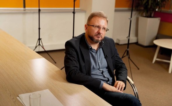 Александр Торбахов перестал быть владельцем контрольного пакета акций «Вымпелкома» «Билайн» и больше не входит в его совет директоров, рассказали источники РБК. В компании от комментариев отказались. В 2024 году Торбахов покинул пост гендиректора «Билайна». В мае 2025 года суд в Брянской области арестовал его имущество по делу о банкротстве местного завода vc.ru/money/2094760