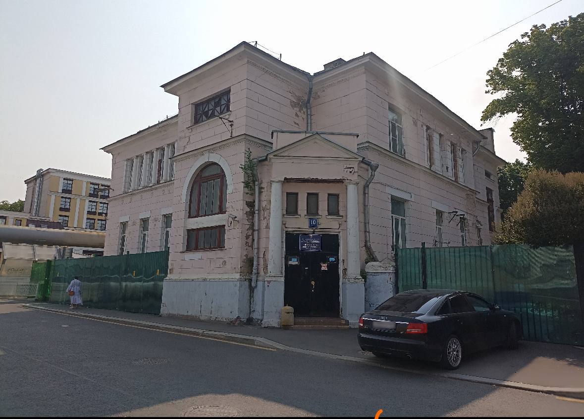 Мэрия Москвы продолжает распродавать исторические здания. На торги выставлен особняк Тронше  он же Дом гражданского инженера Дзевульского  рядом с Садом культуры и отдыха имена Баумана в Хомутовском тупике. Комплекс общей площадью 772 кв.м был построен в 1911 г. Стартовая цена — 135,9 млн руб., аукцион пройдет в середине августа. Воткнуть сюда премиальный домик едва ли получится, особенно, учитывая статус объекта, поэтому, скорее всего, кто-то может купить под представительский офис.