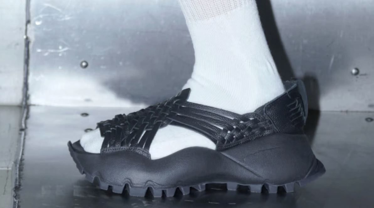 Власти Мексики обвинили Adidas в культурной апроприации.   Причиной для таких заявлений стали сандалии Chavarria Oaxaca Slip On, сделанные совместно с дизайнером Вилли Чаваррией. Компании пришлось извиниться и удалить все рекламные материалы с новым товаром