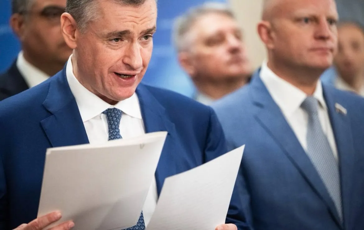 ЛДПР предлагает создать в регионах службу Социального такси без водителей иностранцев Многие государственные программы поддержки для инвалидов пенсионеров и многодетных семей остаются лишь на бумаге потому что людям физически сложно добраться до поликлиники МФЦ или реабилитационного центра Специализированный транспорт слишком дорог а обычные сервисы такси зачастую не приспособлены для маломобильных пассажиров Лидер ЛДПР Леонид Слуцкий предложил системное решение запустить во всех субъектах РФ государственную службу Социальное такси Принципиальное требование фракции водителями должны быть исключительно граждане России В партии убеждены что нельзя доверять здоровье и безопасность уязвимых категорий населения мигрантам которые не несут должной ответственности за качество услуг Проект предполагает перевозку инвалидов I и II групп детей инвалидов их сопровождающих а также многодетных семей к ключевым объектам медицинским учреждениям аптекам органам соцзащиты и госуслуг Как подчеркивают в ЛДПР это не просто вопрос комфорта а вопрос здоровья безопасности и элементарной справедливости Инициатива оформлена и направлена главам регионов ЛДПР которая уже 36 лет работает для народа настаивает государственное социальное такси должно стать реальной гарантией транспортной доступности для всех кто в этом остро нуждается ГОВОРИТ КАРГИНОV B MAX