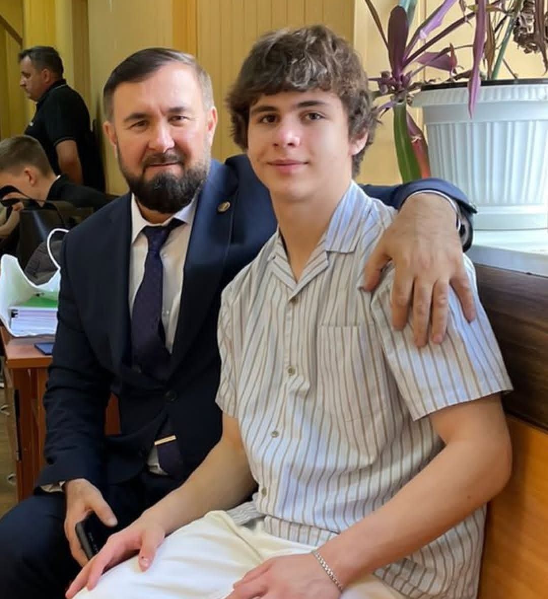 Подростка из Чечни Мурдиева с соучастниками осудили за нападения на прохожих в Москве Суд рассмотрел уголовное дело Муслима Мурдиева Его признали виновным в хулиганстве и приговорили к одному году и 11 месяцам лишения свободы Соучастники Мурдиева получили до 3 5 лет колонии Фигурантов взяли под стражу в зале суда сообщили в Следкоме Защита подростка из Чечни будет обжаловать приговор По версии следствия пятеро подростков среди которых был Мурдиев в сентябре 2023 года избили 8 человек в районе столичного ТЦ Авиапарк и парка Ходынское поле Как считают правоохранители школьники специально провоцировали словесные конфликты со случайными прохожими после чего нападали на них Уполномоченный по правам человека в Чечне Мансур Солтаев на фото подчёркивал что Муслим Мурдиев вмешался только в одну драку Мурдиев по словам представителя власти защищал 12 летнего ребёнка от избиения Подписывайтесь на нас во ВКонтакте и в Одноклассниках чтобы быть в курсе самых интересных новостей Кавказа Подписывайтесь на телеграм канал АиФ Северный Кавказ