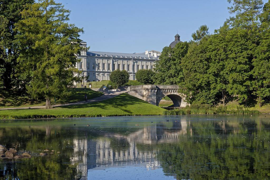 Вход в Дворцовый парк Гатчины стал бесплатным С 1 ноября посетить парк можно ежедневно с 06 00 до 22 00 Кому надо сходите халява И под свидание подойдет легко