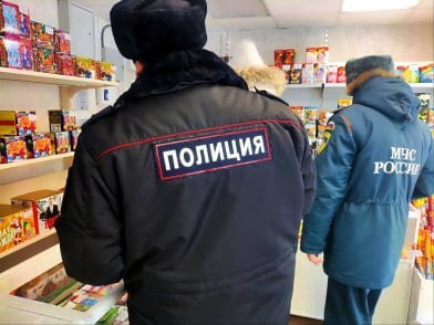 Полицейские Южного Урала продолжают выявлять факты неправомерной торговли пиротехническими средствами  В Копейске в ходе очередного рейда стражи правопорядка выявили подобный факт незаконной предпринимательской деятельности и изъяли 691 единицу пиротехнической продукции.  На продавца был составлен административный протокол по части 1 статьи 14.1 КоАП РФ  Осуществление предпринимательской деятельности без государственной регистрации или без специального разрешения .  Сотрудники полиции напоминают гражданам, что использование несертифицированных, просроченных пиротехнических изделий, личное пренебрежение правилами их использования подчас приводят к тяжким последствиям для здоровья. Представители МВД рекомендуют приобретать пиротехнику строго в специализированных магазинах, торговых точках, где продают только сертифицированную продукцию с информацией о производителе, дате изготовления, сроках хранения и правилах пользования.   Оперативно-профилактическое мероприятие «Пиротехника» направлено на предупреждение и пресечение правонарушений, связанных с продажей и применением пиротехнических изделий. В его рамках полицейские совместно с сотрудниками МЧС проводят проверки мест реализации пиротехники, а также выявляют и пресекают факты нелегального оборота и поставки контрафактной продукции.     #полиция74 #мвд74 #полицияКопейска