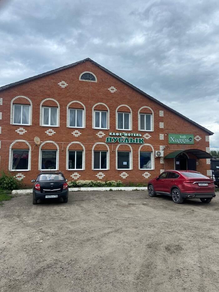 В Буинске суд закрыл пищеблок кафе «Дуслык» из-за кишечной палочки Во время проверки в пробах готовых блюд нашли бактерии кишечной палочки. Также выяснилось, что в пищеблоке нарушались санитарные требования: работники не проходили медицинский осмотр и использовали просроченную продукцию. В заведении не было склада, а продукты питания хранились в горячем цехе, в котором обитали мухи. К умывальной раковине в туалете не подведена горячая вода, кафельная плитка на полу повреждена, а разбитое окно затянуто полиэтиленовой пленкой. Из оборота изъято четыре партии некачественной продукции весом более 14 кг. На владельца составлены протоколы об административном правонарушении. Пищеблок опечатан. Подпишитесь: