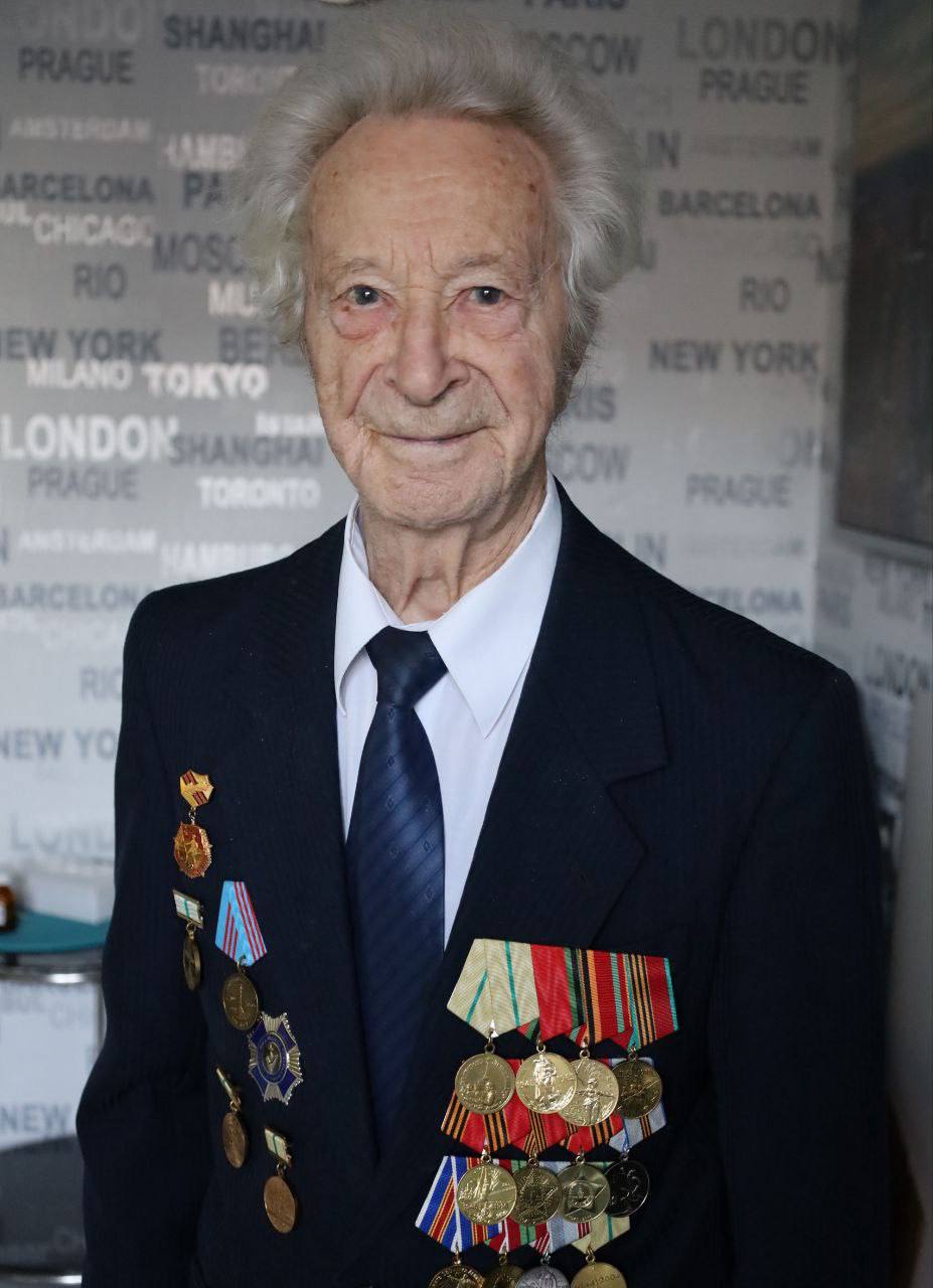 98 летний ветеран Великой Отечественной войны нанесет первый удар на матче сборной России Владимир Михайлович Колосов болельщик Зенита награжден медалями За оборону Ленинграда и За победу над Германией Подписывайтесь на РИА Новости Спорт в MAX