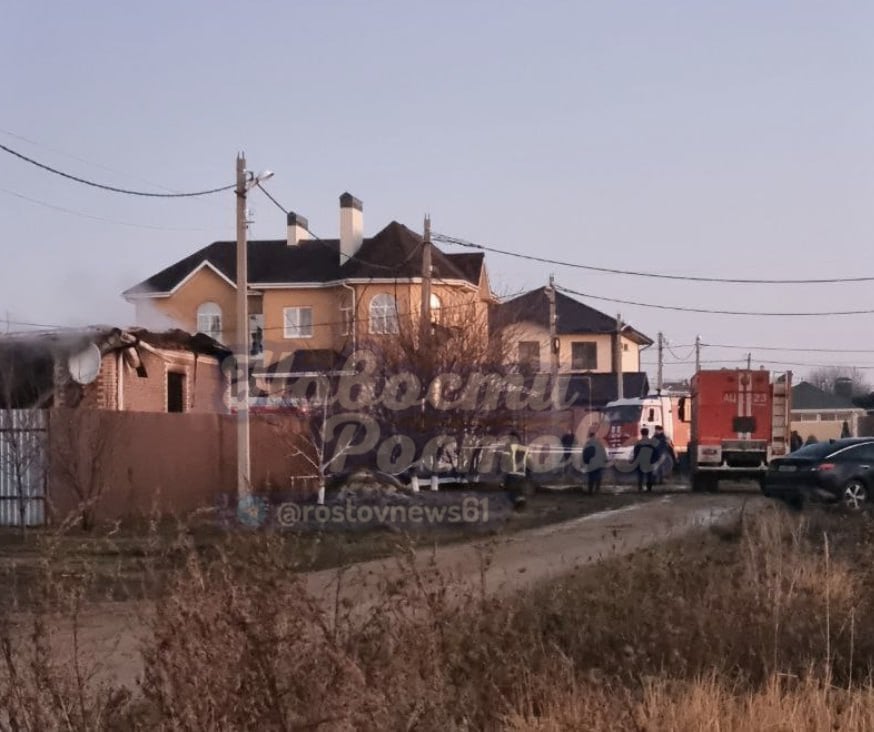 В селе Крым ликвидировали открытое горение в промзоне, где после массированной атаки БПЛА начался пожар   По состоянию на 7:13 в селе Крым Мясниковского района ликвидировано открытое горение в промпроизводстве на площади 2000 квадратных метров, сообщил врио губернатора Ростовской области Юрий Слюсарь.   «Проводится проливка конструкций. В Чалтыре в 7:35 полная ликвидация пожара»,  - уточнил Слюсарь   Подписаться на "Новости Ростова"    Прислать новость