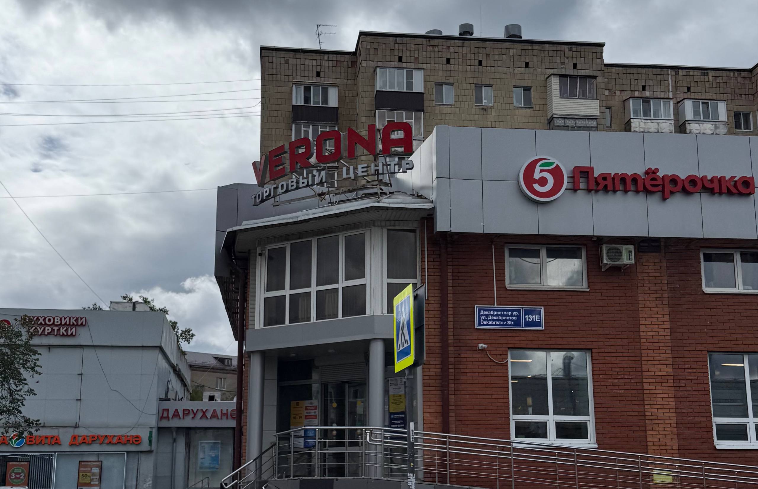 Одноклассники моей младшей дочки однажды смеха ради ограбили Пятерочку Лидером грозной банды малолетних магазинных воров был мальчик из благополучной семьи Их вызывали к директору Последствия не знаю Это был четвертый класс Тем временем по данным МВД Татарстана подростковая преступность в республике за последние 10 лет снизилась в 1 5 раза но с начала года дети успели уже 482 раза преступить закон Самая популярная статья кража Чаще всего воруют продукты питания и одежду Подчеркну продукты воруют не из за голода Многие спрашивают зачем это делать Но это делается на спор на слабо Большая часть преступлений совершается подростками из нормальных семей пусть даже и неполных но не из семей пьяниц или нищих Кроме того сейчас участились кражи с целью заработка когда воруют ящиками сигареты спиртное и другие товары чтобы потом перепродать рассказала замначальника отдела организации деятельности подразделений по делам несовершеннолетних УОД УУПиПДН МВД по Татарстану Евгения Боброва Когда мы были детьми не было ни супермаркетов ни касс самообслуживания ни табу на физические наказания Охранников в Магнитах и Пятерочках сейчас как будто тоже поубавилось