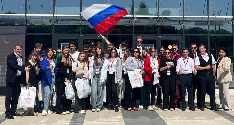 Студенты Президентской академии в Нижнем Новгороде – победители Всероссийского кейс-чемпионата по государственному и муниципальному управлению Номинация – «Самый масштабный проект» Участникам необходимо было разработать проекты по развитию поселения «Родной бережок», которое является прообразом среднестатистической русской деревни Студенты Академии в составе научно-образовательной экспедиции в Тверскую область ездили по селам, общались с жителями, а затем придумали проект по строительству на селе агропромышленного комплекса, домов и детского образовательного центра Нашей основной целью было решить проблему вымирания сельских территорий Тверской области. На мой взгляд, мы отлично справились с этим и за два дня совместной работы с ребятами из Твери разработали хороший проект, который выиграл в одной из номинаций. Большое спасибо организаторам за такуюпоездку, обязательно буду участвовать в следующем году! – рассказала студентка филиала Полина Сюваткина #Академия_ВсяРоссия #Академия_НижнийНовгород