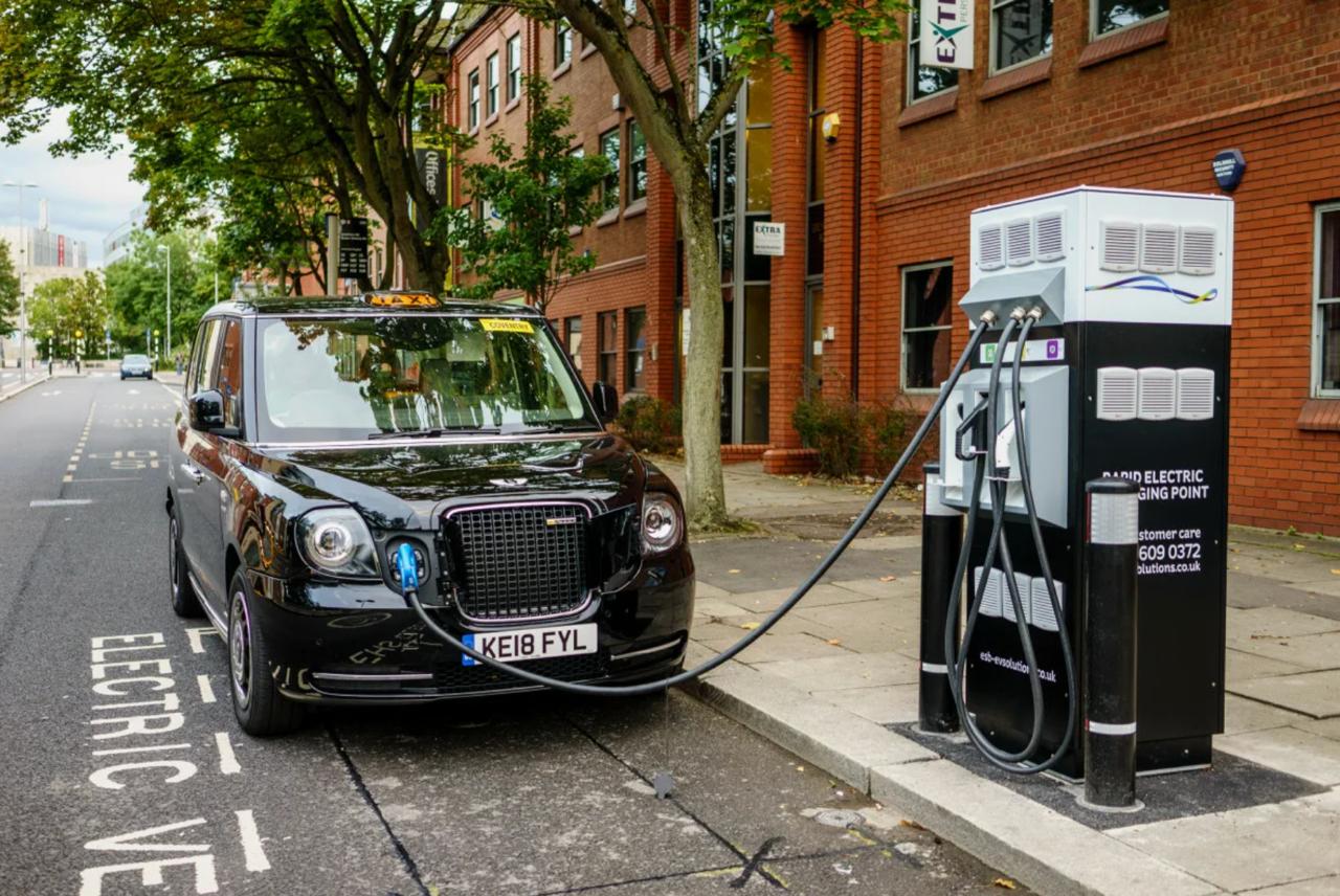 Британские власти пропихивали гражданам электромобили преференциями но деньги кончились И кончились так что не льготы отменили а решили собирать по 3 пенса за каждую милю пробега электромобилей За каждую милю пробега подключаемых гибридных автомобилей придётся заплатить 1 5 пенса Более 25 продаж новых автомобилей в Великобритании в октябре пришлось на электромобили Ввести плату планируют с 2028 года За этот счёт планируют ежегодно собирать с граждан 1 4 млрд в пустеющий бюджет Ожидается что среднестатистический водитель полностью электрического автомобиля проезжающий 8500 миль в год будет платить 255 в 2028 2029 годах