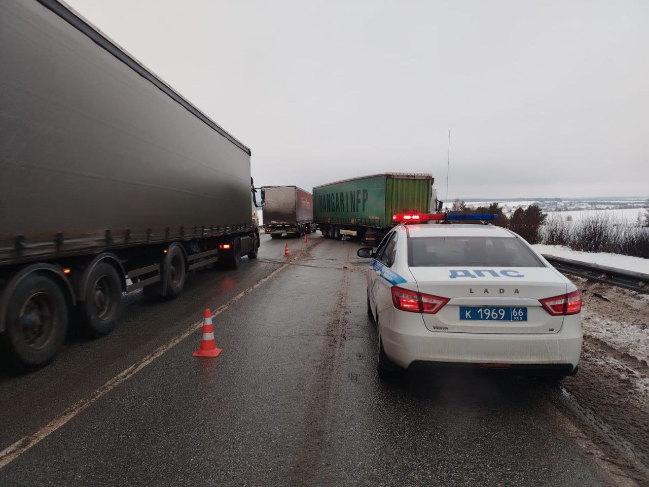 На Пермском тракте около Ачитского района затруднено движение машин.   Фуру занесло на скорости, и она улетела в ограждение. Теперь на месте работают инспекторы ГИБДД, введено реверсивное движение. Теперь предстоит сложная задача — убрать большегруз, чтобы он не мешал проезду.   Никто из людей, к счастью, не пострадал. Будьте осторожны!