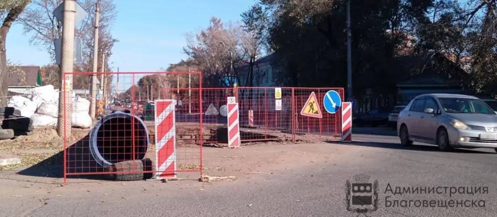 Штрафы за отсутствие ограждений собрала организация из Благовещенска наказание рублем предусмотрено за плохое содержание перекопов Любые земляные работы в Благовещенске должны содержаться в порядке Застройщики подрядчики и коммунальные службы должны обеспечивать безопасность для водителей и пешеходов применяя ограждение освещение и знаки а также следить за чистотой и состоянием подъездных путей и дорожного покрытия За нарушение этих требований предусмотрены штрафы сообщили в пресс службе администрации Благовещенска Так в октябре несколько штрафов получили Амурские коммунальные системы Компания выполняет несколько работ в городе это реконструкция канализационных сетей колодца коллектора и другие На 50 тысяч рублей организацию оштрафовали за отсутствие ограждения и освещения на улице 50 лет Октября между Рабочей и Октябрьской На этом же участке рабочие складировали стройматериалы За это также пришлось заплатить аналогичную сумму Подробности