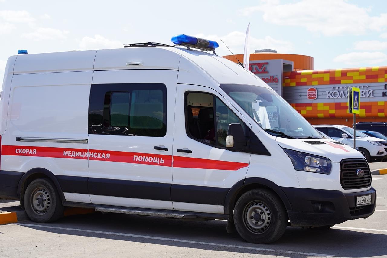 За полгода в Кировской области зафиксировали 228 острых отравлений — это меньше, чем в прошлом году. Алкоголь — причина 52 смертей из 86 случаев отравлений. 94% погибших — мужчины, которые перебрали с крепким алкоголем. Лекарства — 66 отравлений, чаще всего страдают дети до 6 лет случайно глотают таблетки . Угарный газ — 19 смертей из-за пожаров или неисправных печей . Алкоголь по-прежнему виноват в 60% смертей от отравлений. Будьте осторожны!