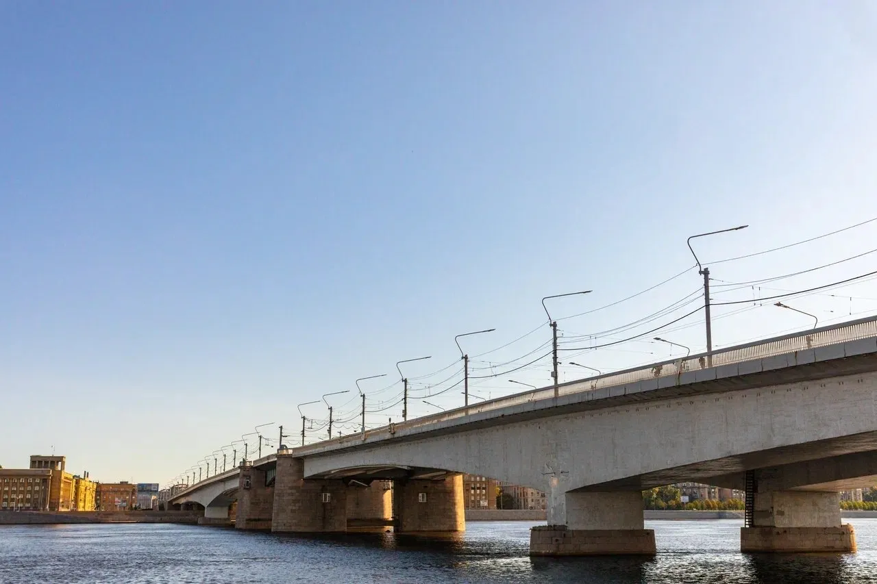 Мост Александра Невского будут ремонтировать несколько месяцев 16 мая по 16 сентября там не будут ходить трамваи Также до двух полос ограничится автомобильное движение в направлении площади Александра Невского В сторону Заневского проспекта для автомобилей по прежнему доступны 3 полосы Первый этап работ включает замену трамвайных путей обновление гидроизоляции деформационных швов и асфальта в зоне трамвайных путей Фото СПб ГБУ ГТИБ Подпишись на Город Telegram MAКС ВК
