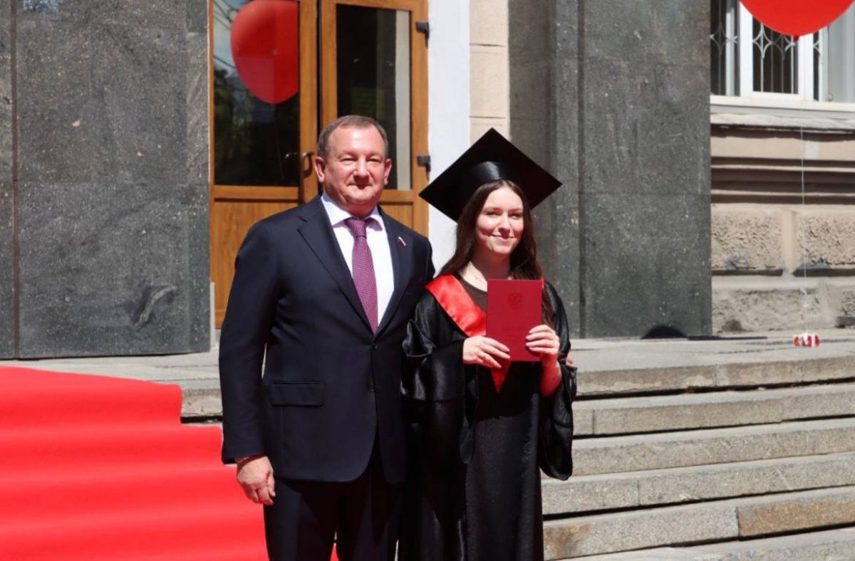 Сенатор Михаил Борщев вручил дипломы лучшим выпускникам ТулГУ В Тульском государственном университете ТулГУ состоялась торжественная церемония вручения дипломов магистрам, окончившим обучение с отличием. Дипломы лучшим выпускникам вручал сенатор РФ Михаил Борщев. Подписаться ↗ Обратная связь