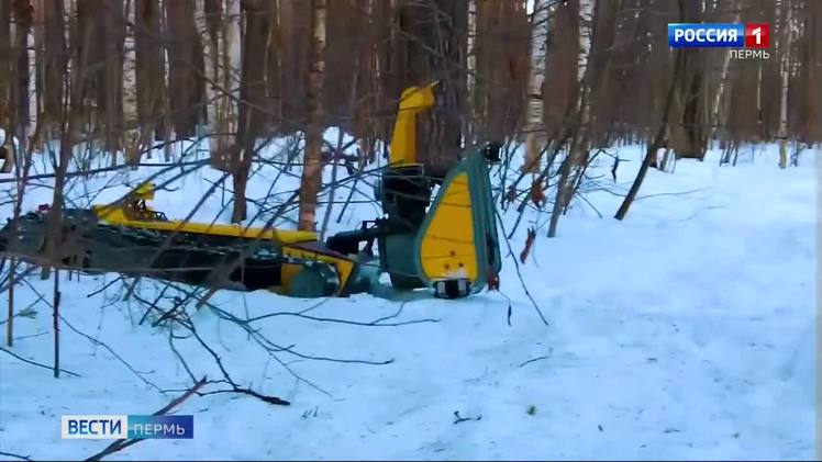 В Перми запускают мелкосерийное производство роботов-снегоуборщиков    В Перми запускают мелкосерийное производство электрических роботов-снегоуборщиков. По словам разработчиков, эта модель, в отличие от крупногабаритной техники, способна эффективно очищать от снега тротуары, парковки и придомовые территории.  Одна из особенностей – возможность управлять устройством не выходя из дома, с помощью очков виртуальной реальности. Автономное время работы до 8 часов, скорость до 10 км/ч. Есть гусеничная платформа и ковш с роторным механизмом.  Создателями робота-снегоуборщика является пермская команда «Зверобой» - участники международного чемпионата «Битва роботов».  Уже привлечены первые инвестиции – грант в 1 миллион рублей по программе «Студенческий стартап». В планах выпустить летние модификации с газонокосилкой, а также гибридную версию.