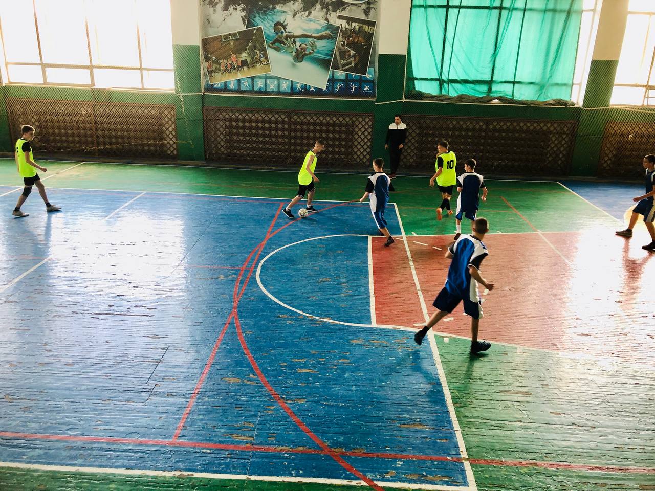 В Спортивном комплексе «Юбилейный» состоялись соревнования по мини-футболу среди сборных команд юношей старшей возрастной категории общеобразовательных учреждений города «Цикла спортивных мероприятий «Будь Первым!» Луганская Народная Республика». «Сегодня собрались активные и сильные, чтобы показать свой спортивный дух, волю к победе. Всем участникам желаю достойной игры, красивых голов и победы», - сказала муниципальный координатор регионального отделения Общероссийского движения детей и молодёжи «Движение Первых» Сможенкова Анна.   ‍ Соревнования пролетели на одном дыхании: эмоционально и активно. Были насыщены красивыми голами и напряженными моментами.   Золото соревнований разыграли команды Ровеньковской школы № 9 и Ровеньковской школы № 8. Сильнее в этом матче оказалась команда школы № 9. В борьбе за бронзу удача оказалась на стороне команды Ровеньковской школы № 6 им. О.В. Анащенко.   Победители были награждены грамотами от движения детей и молодёжи «Движение Первых».
