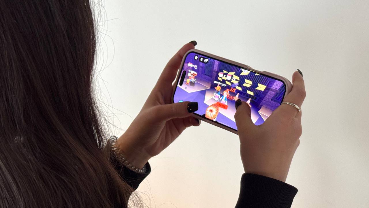 Симулятор убийства политического активиста Чарли Кирка засветился в Roblox теперь платформу тщательно проверит прокуратура США пишет The Washington Times Roblox это платформа где пользователи сами создают игры и миры Это целая метавселенная со встроенной студией для начинающих дизайнеров игр с полной свободой действий внутри В одной из таких игр дети в возрасте от 5 лет смогли увидеть анимированное убийство политика когда он разговаривал со студентами в кампусе Университета долины Юты Roblox быстро удалил симулятор и свыше 100 других жестоких игр В свою очередь генпрокурор Оклахомы Гентнер Драммонд объявил о расследовании того может ли штат подать судебный иск против платформы которая по его словам не имеет адекватных мер безопасности и переполнена вредоносным контентом и хищниками детей 10 сентября политический активист Чарли Кирк скончался после огнестрельного ранения в шею полученного во время мероприятия в университете Юты Подозреваемым в стрельбе по Кирку стал 22 летний житель штата Юта Подписаться на РЕН ТВ МАХ Отправить новость